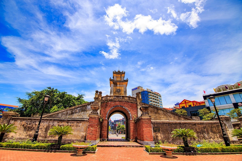 Bạn nên ghé thăm vào buổi sáng sớm hoặc chiều mát để tránh nắng gắt